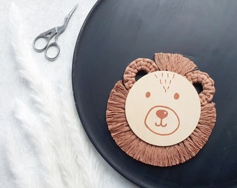 Makramee, Bär Holzschild, Kinderzimmer Deko, Wandbehang, boho Deko, Tierdeko, Tiere