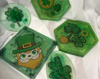 Montañas rusas de resina del Día de San Patricio. Conjunto de tres con dos decoraciones de mesa. Se puede utilizar como pequeños portaplantas. Diseño exclusivo único en su tipo.