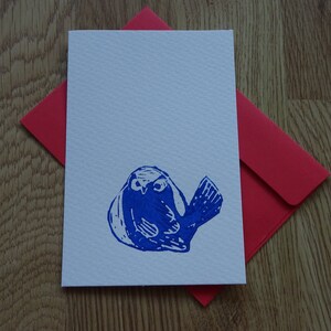 Carte postale en linogravure et aquarelle - impression manuelle - petit oiseau - Linocut postcard bird
