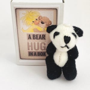 A Bear Knuffel in een doos zwarte mini-panda teddybeer