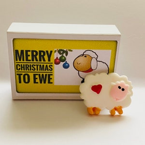 Carte de voeux Joyeux Noël à brebis dans une boîte
