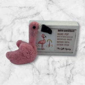Flamingo met doos met geboorteakte, handgemaakt mini-cadeautje van wollen naaldvilt luciferdoosje
