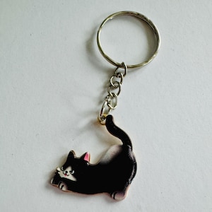 Mini stretching zwart-witte kat metaal en emaille nieuwigheid sleutelhanger