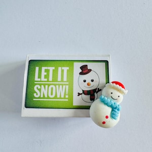 Qu'il neige ! Alternative à la carte de voeux Bonhomme de neige dans une boîte
