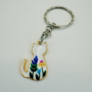 Mini White Flower Cat Metal & Enamel Novelty Key Ring