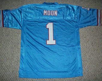 Könnte beinhalten: Ein hellblaues Footballtrikot mit der Nummer "1" und dem Namen "MOON" auf der Rückseite.