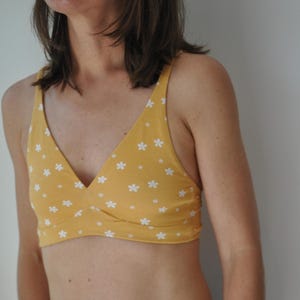 Women&#39;s organic cotton bralette in a yellow with white flowers pattern