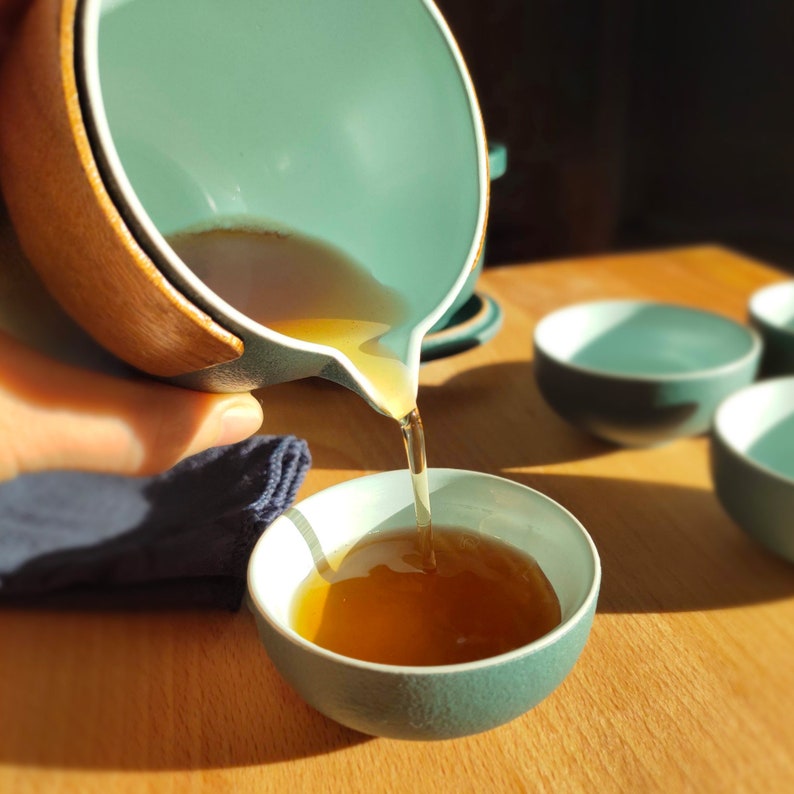 Grüne Keramik Reise-Tee-Set Kungfu chinesische Keramik Teekanne mit Verbrühschutzring 1 Teekanne 1 Infuser 4 Tassen in Reisetasche Tee-Liebhaber-Geschenk Bild 3