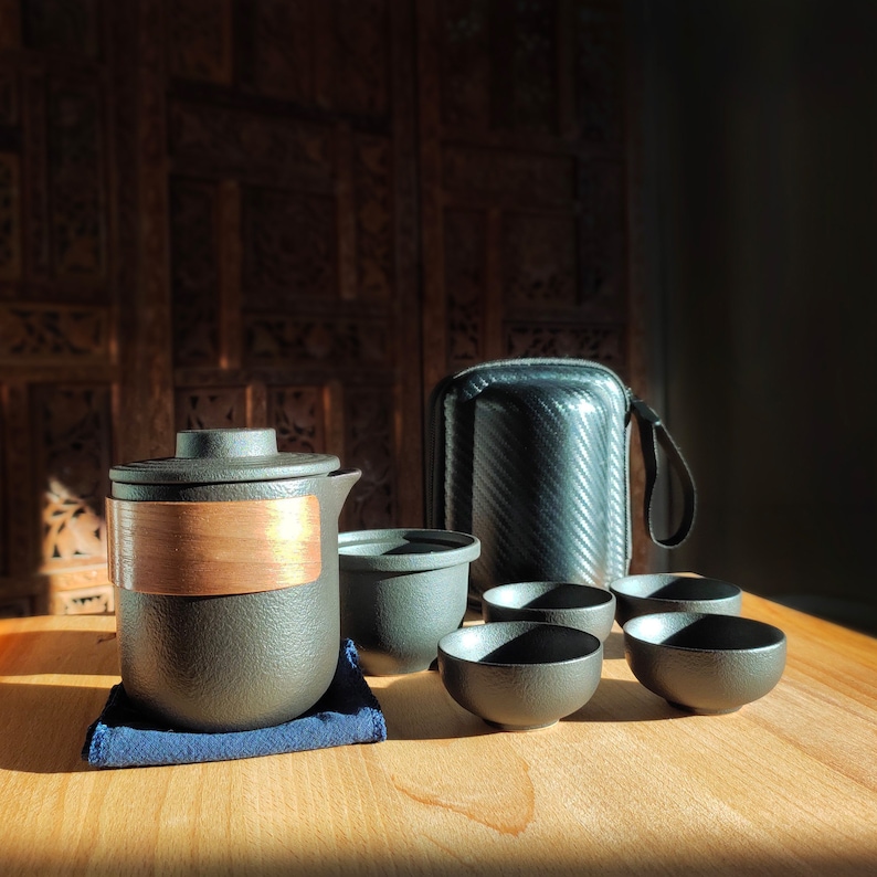 Black Pottery Reise-Teeset, chinesische Kungfu-Keramik-Teekanne mit Anti-Verbrühungsring, 1 Teekanne, 1 Teesieb, 4 Tassen in der Reisetasche, Geschenk für Teeliebhaber Bild 1