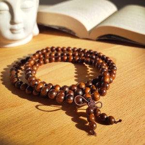 Collana con bracciale elastico in palissandro naturale spirituale da 108 perline Mala da 8 mm, perline in legno di preghiera, perline in legno di palissandro tibetane, per meditazione buddista