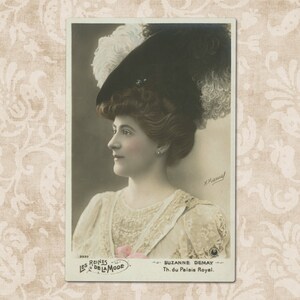 Atriz Suzanne Demay com vestido de renda e chapéu de penas - Cartão postal francês vintage original do início dos anos 1900.