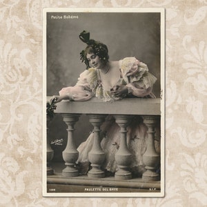 L'actrice Paulette del Baye dans une magnifique robe sur un balcon - Carte postale française originale du début des années 1900.