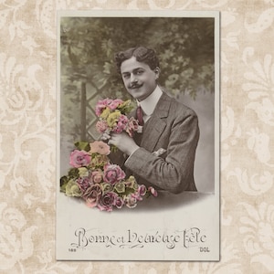 Happy man brings roses - Carte postale vintage originale Français du début des années 1900.