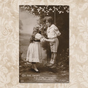 Enfants joyeux sur une balançoire - Carte postale édouardienne vintage originale du début des années 1900.