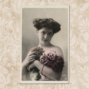 Adorável atriz Sheptinsha com braços cheios de flores - Cartão postal francês vintage original do início de 1900.