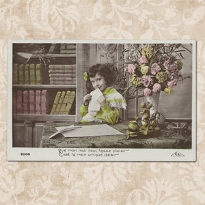 Jolie fille fermant une enveloppe - Carte postale originale française du début des années 1900.