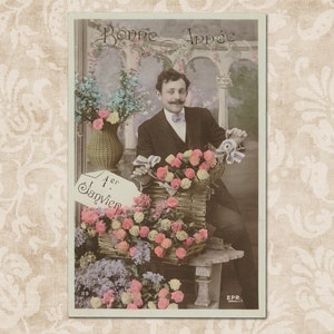 Homem encantador com uma quantidade exorbitante de flores - Cartão postal francês vintage original do início de 1900.