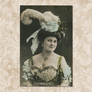 Schauspielerin Mariette D'Oto im Theater outfit - Original vintage französische Postkarte aus den frühen 1900er Jahren.