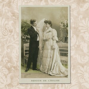 UNUSED - Groom admiring his stunning bride - Original vintage French postcard from the early 1900&#39;s.