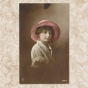 Jeune garçon avec un sou'wester - Carte postale vintage originale du début des années 1900.
