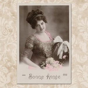 Charmante jeune femme au panier de fleurs - Carte postale française originale du début des années 1900.