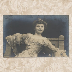 Jeune femme détendue sur un banc - Carte postale vintage originale du début des années 1900.
