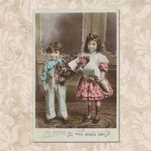 Frères et sœurs mignons apportant des roses et du gui - Carte postale originale vintage Français du début des années 1900.