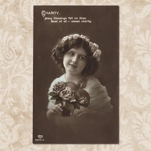 Jolie fille avec un cœur avec des roses - Carte postale édouardienne antique du début des années 1900.