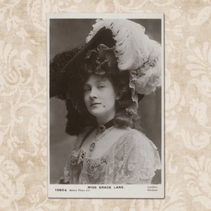 L’actrice Grace Lane dans une tenue époustouflante et avec une « tache de beauté » - Carte postale édouardienne vintage originale du début des années 1900.