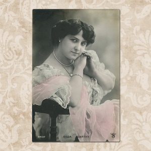 L'attrice Gilda Darthy in uno stato d'animo romantico - Cartolina fotografica francese d'epoca originale dei primi anni del 1900.