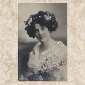 Linda senhora romântica com flores no cabelo - cartão postal vintage original do início do século XX.