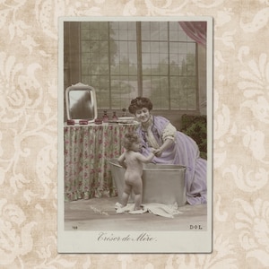 Frau badet ihr Kind - UNBENUTZT Original vintage französische Postkarte aus den frühen 1900er Jahren.