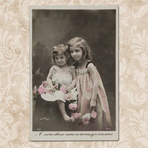 Coquins super mignons avec guirlande de fleurs - Carte postale française originale teintée à la main du début des années 1900.