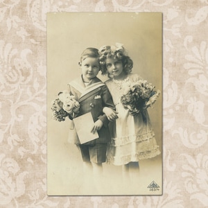 Adorables hermanos traen flores - Postal vintage original de principios de 1900.