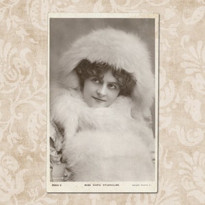 L'actrice Marie Studholme vêtue de fourrure - Carte postale édouardienne vintage originale du début des années 1900.