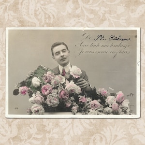 Homem modesto com lindas rosas - Cartão postal francês vintage original do início do século XX.