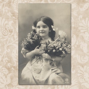 Jolie petite fille aux bras pleins de fleurs - Carte postale édouardienne antique originale du début des années 1900.