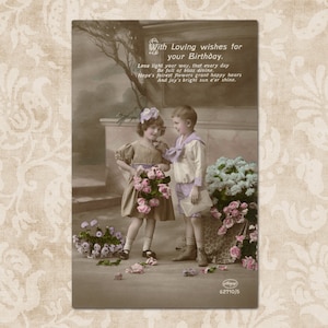 De doux enfants apportent des fleurs et une lettre - Carte postale édouardienne vintage originale du début des années 1900.