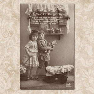Bambini adorabili con una bambola e una carrozzina - Cartolina edoardiana vintage originale dei primi anni del 1900.