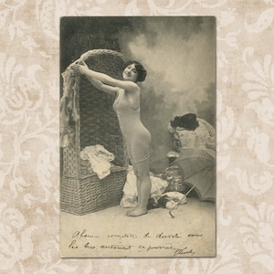 Femme en maillot de bain près de sa chaise de plage en osier - Carte postale originale française vintage du début des années 1900.
