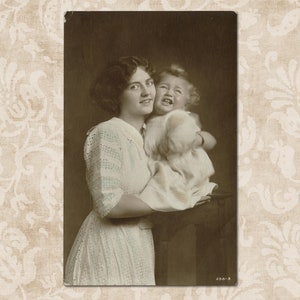 Bella madre che conforta il suo bambino che piange - Cartolina edoardiana vintage originale dei primi anni del 1900.