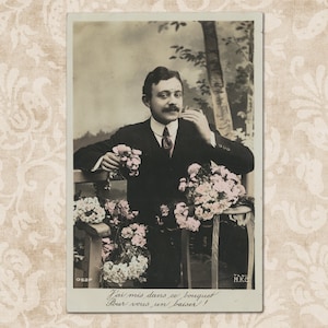 Homem romântico traz muitas flores - Cartão postal francês vintage original do início do século XX.