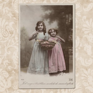 Belles filles avec des roses dans le panier - Carte postale vintage originale Français du début des années 1900.