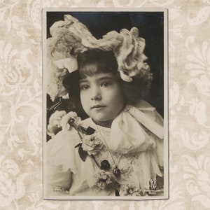 Fille avec un joli chapeau et un gros nœud - Carte postale vintage originale du début des années 1900.