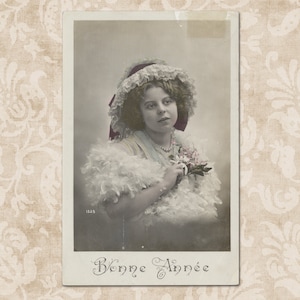 Jeune femme au chapeau de dentelle et au boa moelleux - Carte postale vintage originale du début des années 1900.