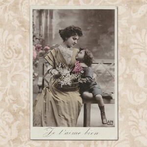 Madre y su devoto hijo: postal vintage original de principios del siglo XX.