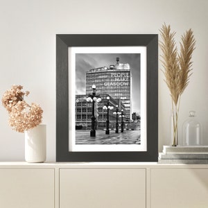 Glasgow Photography Print in zwart-wit.  Ingelijste mensen maken Glasgow City Photo.
