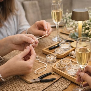 Perles et Prosecco | Atelier de bijoux exclusif pour enterrements de vie de jeune fille | Bracelet en matériaux authentiques | Expérience créative pour groupes au bord du lac de Constance