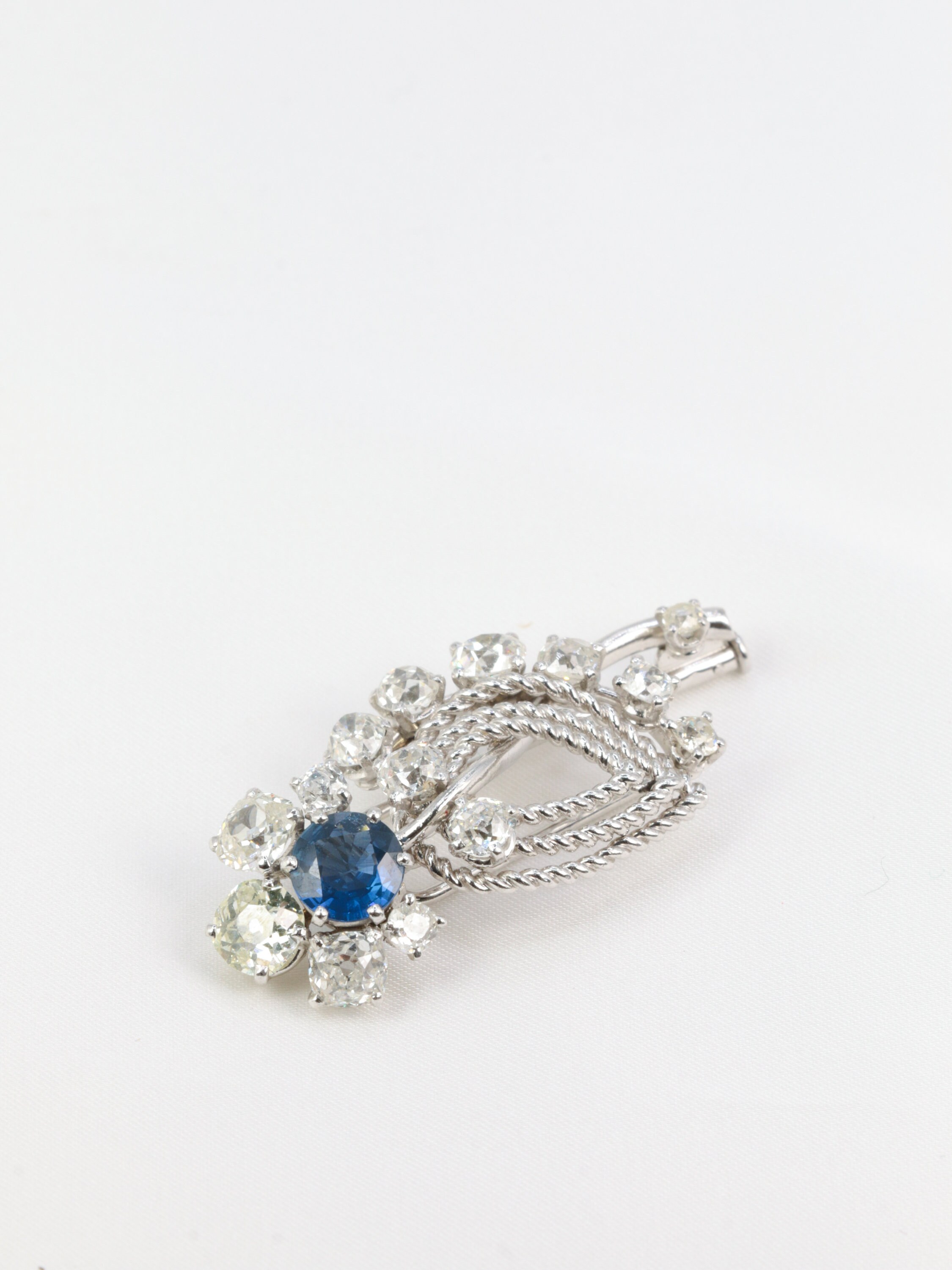 Broche Mauboussin En Or Blanc, Saphir Et Diamants - Taille Ancienne, Bijou De Luxe Français
