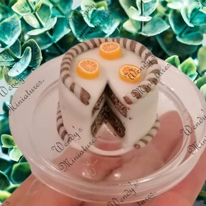 Miniatur Kuchen nicht essbar aus Fimo Ton. Einzigartige Hochzeitsbegünstigungen.
